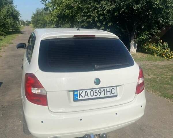 Белый Шкода Фабия, объемом двигателя 1.6 л и пробегом 353 тыс. км за 4950 $, фото 3 на Automoto.ua