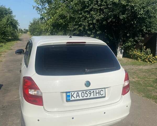 Белый Шкода Фабия, объемом двигателя 1.6 л и пробегом 350 тыс. км за 4500 $, фото 8 на Automoto.ua