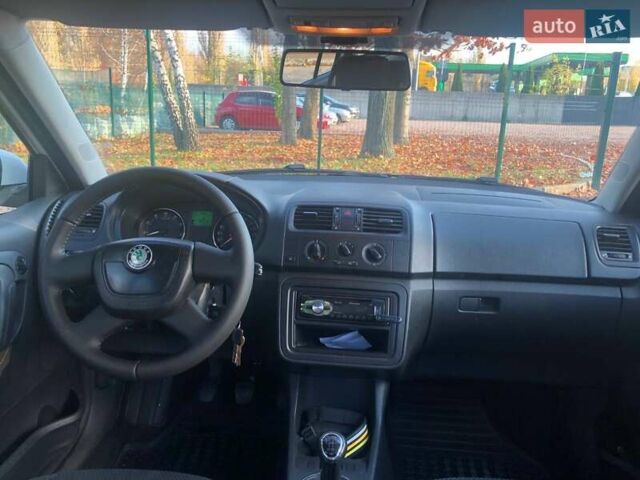 Белый Шкода Фабия, объемом двигателя 1.39 л и пробегом 204 тыс. км за 5500 $, фото 8 на Automoto.ua