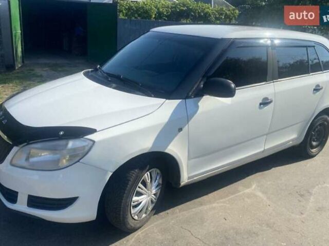 Белый Шкода Фабия, объемом двигателя 1.6 л и пробегом 353 тыс. км за 4950 $, фото 1 на Automoto.ua
