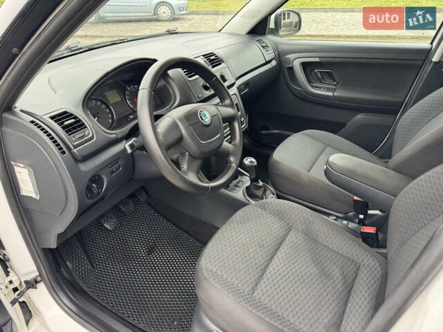 Белый Шкода Фабия, объемом двигателя 1.2 л и пробегом 261 тыс. км за 4350 $, фото 9 на Automoto.ua