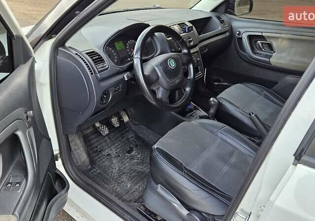 Белый Шкода Фабия, объемом двигателя 1.6 л и пробегом 303 тыс. км за 5600 $, фото 7 на Automoto.ua