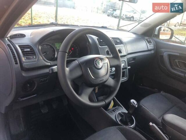 Белый Шкода Фабия, объемом двигателя 1.39 л и пробегом 204 тыс. км за 5500 $, фото 4 на Automoto.ua