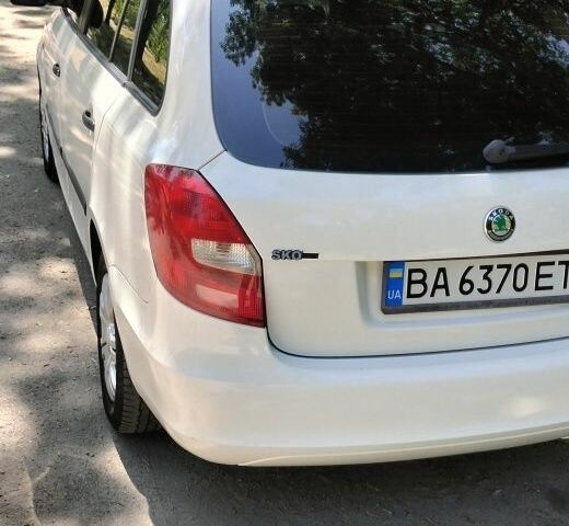 Белый Шкода Фабия, объемом двигателя 1.6 л и пробегом 244 тыс. км за 5450 $, фото 1 на Automoto.ua