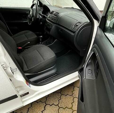 Белый Шкода Фабия, объемом двигателя 1.6 л и пробегом 175 тыс. км за 5800 $, фото 11 на Automoto.ua