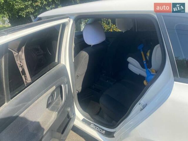 Белый Шкода Фабия, объемом двигателя 1.6 л и пробегом 350 тыс. км за 4500 $, фото 2 на Automoto.ua