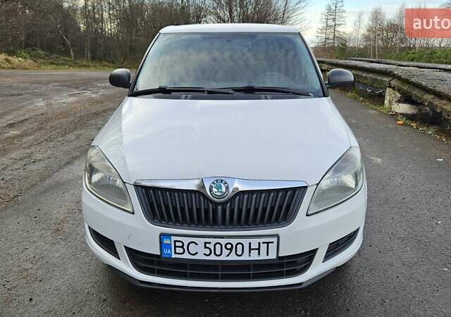 Белый Шкода Фабия, объемом двигателя 1.6 л и пробегом 303 тыс. км за 5600 $, фото 3 на Automoto.ua