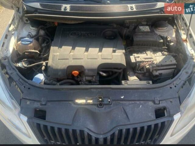 Белый Шкода Фабия, объемом двигателя 1.6 л и пробегом 353 тыс. км за 4950 $, фото 5 на Automoto.ua