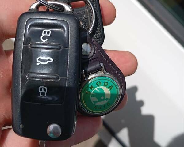 Шкода Фабія 2012 у Києві на Automoto.ua Білий Шкода Фабія, об'ємом двигуна 1.39 л та пробігом 220 тис. км за 5900 $, фото 1 на Automoto.ua