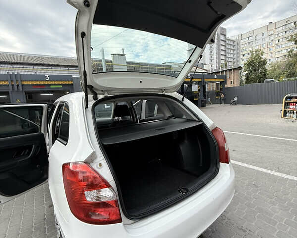 Білий Шкода Фабія, об'ємом двигуна 0 л та пробігом 265 тис. км за 4800 $, фото 18 на Automoto.ua