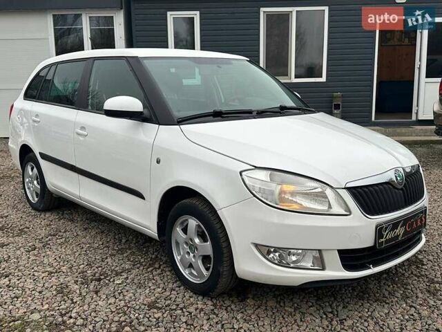 Белый Шкода Фабия, объемом двигателя 1.2 л и пробегом 157 тыс. км за 5500 $, фото 2 на Automoto.ua