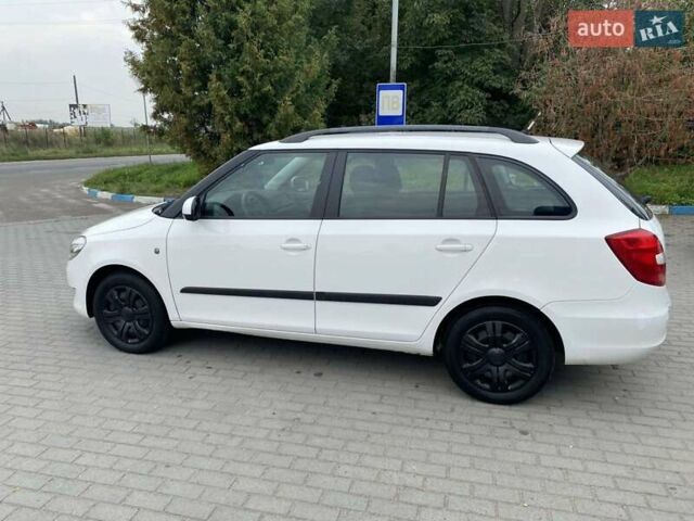 Белый Шкода Фабия, объемом двигателя 1.2 л и пробегом 257 тыс. км за 4900 $, фото 2 на Automoto.ua