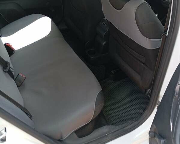 Шкода Фабія 2012 у Києві на Automoto.ua Білий Шкода Фабія, об'ємом двигуна 1.39 л та пробігом 220 тис. км за 5900 $, фото 2 на Automoto.ua