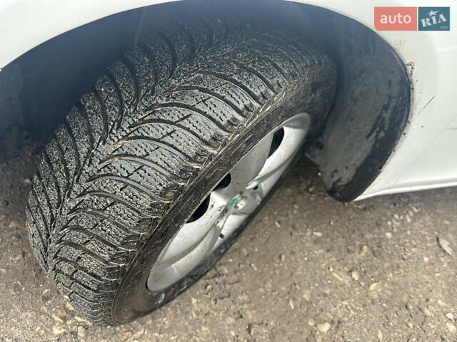 Белый Шкода Фабия, объемом двигателя 1.2 л и пробегом 180 тыс. км за 5500 $, фото 25 на Automoto.ua