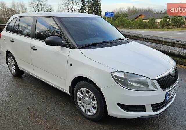 Белый Шкода Фабия, объемом двигателя 1.6 л и пробегом 303 тыс. км за 5600 $, фото 4 на Automoto.ua
