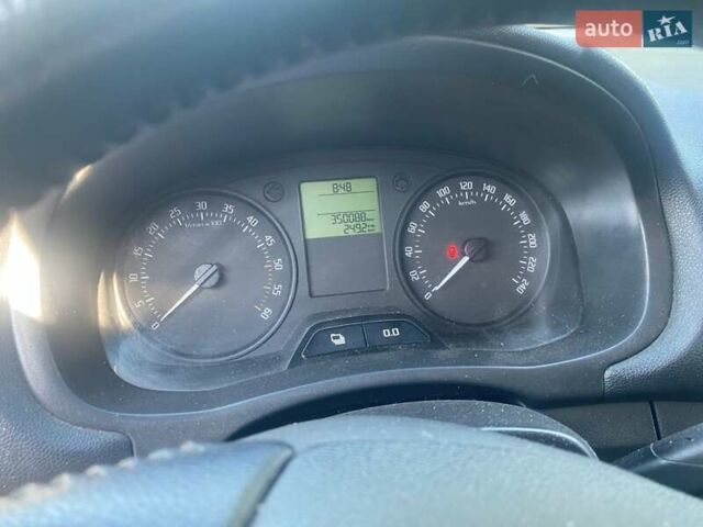 Белый Шкода Фабия, объемом двигателя 1.6 л и пробегом 350 тыс. км за 4500 $, фото 4 на Automoto.ua