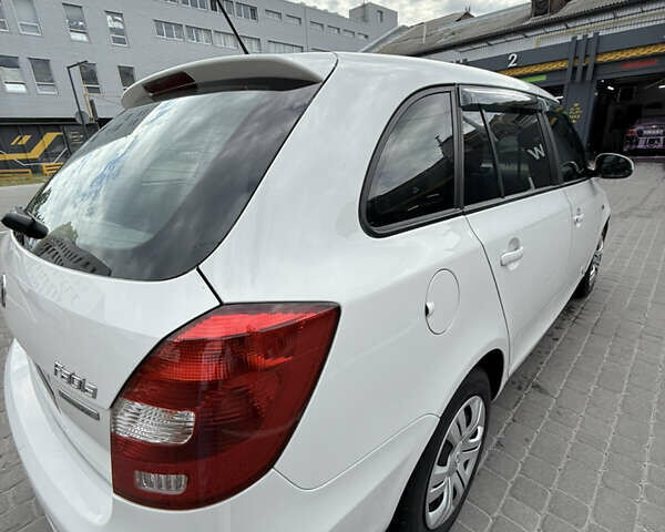 Білий Шкода Фабія, об'ємом двигуна 0 л та пробігом 265 тис. км за 4800 $, фото 4 на Automoto.ua