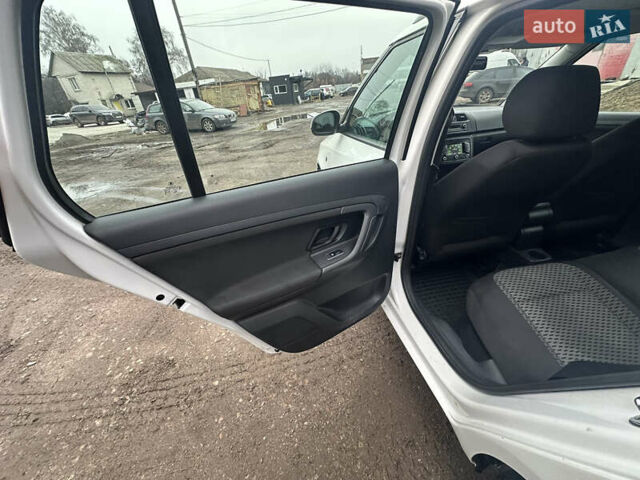 Белый Шкода Фабия, объемом двигателя 1.2 л и пробегом 180 тыс. км за 5500 $, фото 27 на Automoto.ua