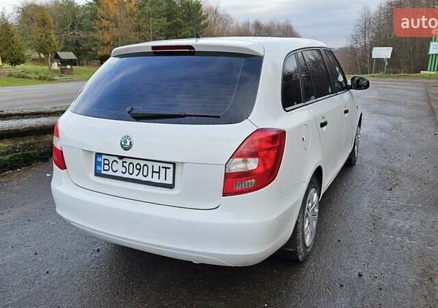 Белый Шкода Фабия, объемом двигателя 1.6 л и пробегом 303 тыс. км за 5600 $, фото 6 на Automoto.ua