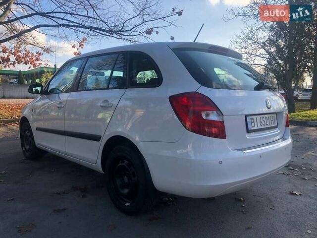 Белый Шкода Фабия, объемом двигателя 1.39 л и пробегом 204 тыс. км за 5500 $, фото 2 на Automoto.ua