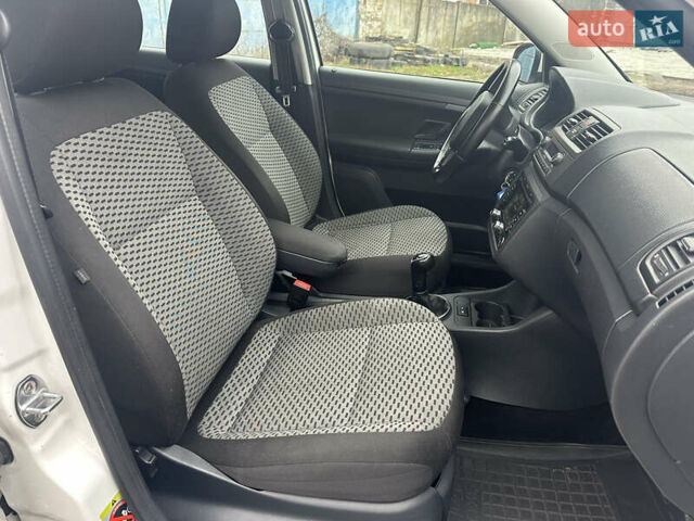 Белый Шкода Фабия, объемом двигателя 1.2 л и пробегом 180 тыс. км за 5500 $, фото 30 на Automoto.ua