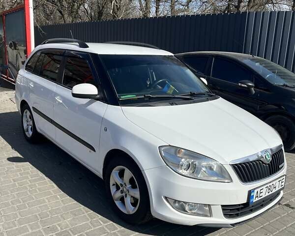 Белый Шкода Фабия, объемом двигателя 1.2 л и пробегом 214 тыс. км за 3800 $, фото 1 на Automoto.ua