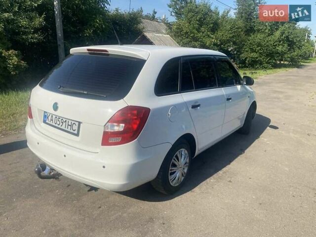 Белый Шкода Фабия, объемом двигателя 1.6 л и пробегом 350 тыс. км за 4500 $, фото 9 на Automoto.ua