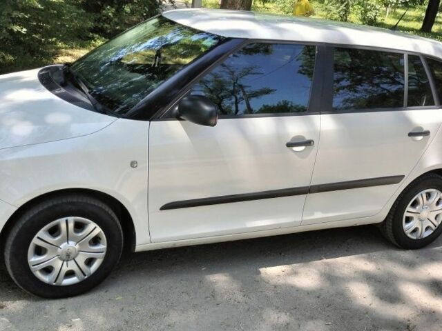 Белый Шкода Фабия, объемом двигателя 1.6 л и пробегом 244 тыс. км за 5450 $, фото 2 на Automoto.ua