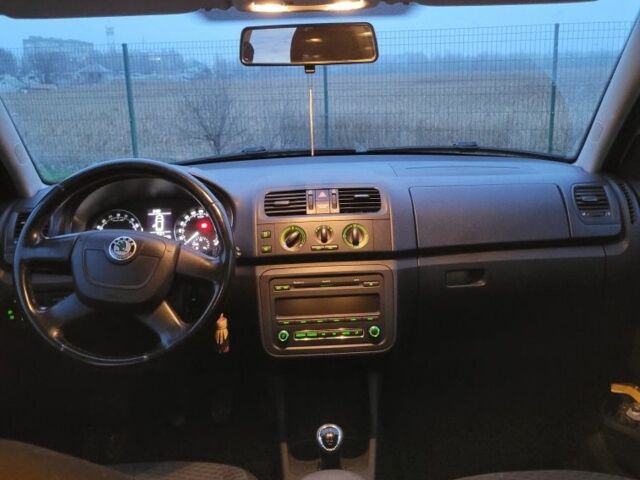 Белый Шкода Фабия, объемом двигателя 1.2 л и пробегом 270 тыс. км за 2899 $, фото 5 на Automoto.ua