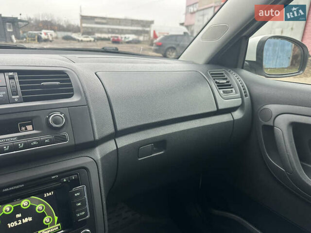 Белый Шкода Фабия, объемом двигателя 1.2 л и пробегом 180 тыс. км за 5500 $, фото 38 на Automoto.ua