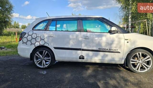 Білий Шкода Фабія, об'ємом двигуна 1.6 л та пробігом 230 тис. км за 7500 $, фото 5 на Automoto.ua