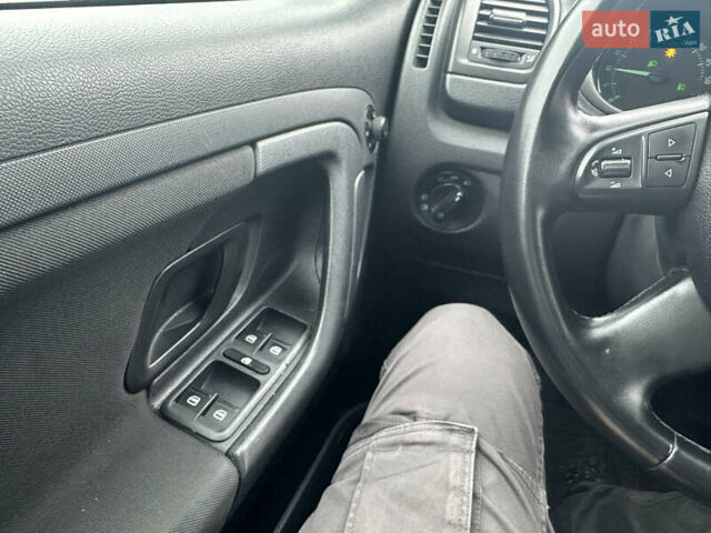 Белый Шкода Фабия, объемом двигателя 1.2 л и пробегом 180 тыс. км за 5500 $, фото 35 на Automoto.ua