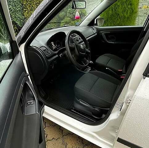 Белый Шкода Фабия, объемом двигателя 1.6 л и пробегом 175 тыс. км за 5800 $, фото 6 на Automoto.ua