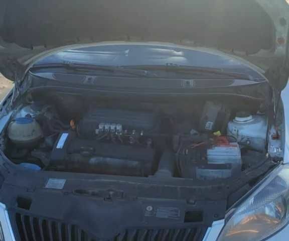 Белый Шкода Фабия, объемом двигателя 1.4 л и пробегом 320 тыс. км за 5700 $, фото 1 на Automoto.ua