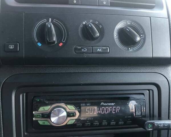 Белый Шкода Фабия, объемом двигателя 1.39 л и пробегом 204 тыс. км за 5500 $, фото 7 на Automoto.ua