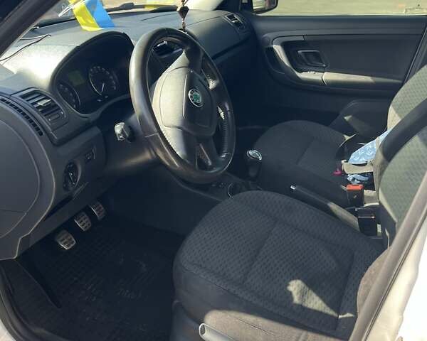 Белый Шкода Фабия, объемом двигателя 1.2 л и пробегом 214 тыс. км за 3800 $, фото 3 на Automoto.ua