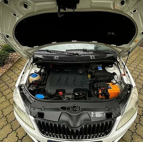 Белый Шкода Фабия, объемом двигателя 1.6 л и пробегом 175 тыс. км за 5800 $, фото 5 на Automoto.ua