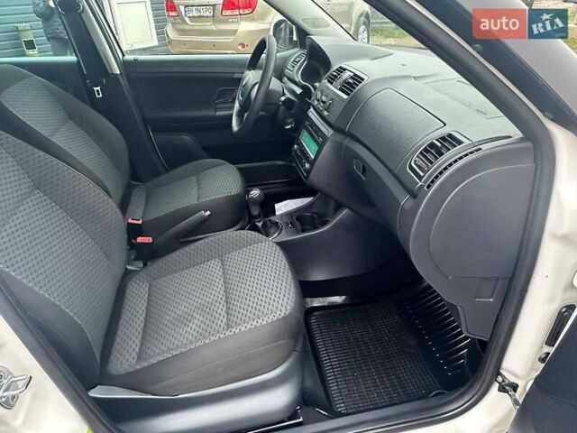 Белый Шкода Фабия, объемом двигателя 1.2 л и пробегом 157 тыс. км за 5500 $, фото 24 на Automoto.ua