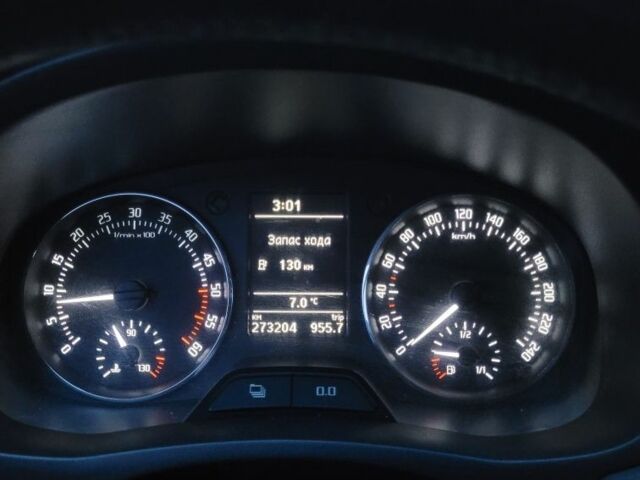 Белый Шкода Фабия, объемом двигателя 1.2 л и пробегом 270 тыс. км за 2899 $, фото 4 на Automoto.ua