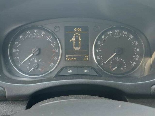 Белый Шкода Фабия, объемом двигателя 1.6 л и пробегом 999 тыс. км за 6000 $, фото 8 на Automoto.ua