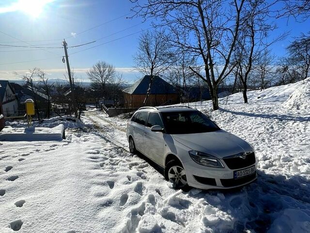 Белый Шкода Фабия, объемом двигателя 1.2 л и пробегом 214 тыс. км за 5200 $, фото 2 на Automoto.ua