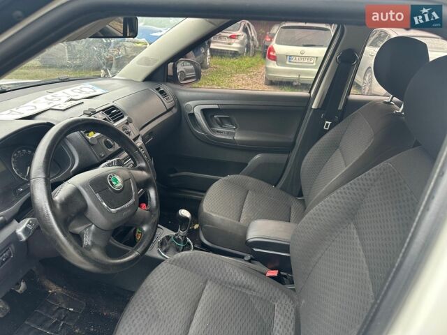 Белый Шкода Фабия, объемом двигателя 1.39 л и пробегом 197 тыс. км за 2450 $, фото 7 на Automoto.ua
