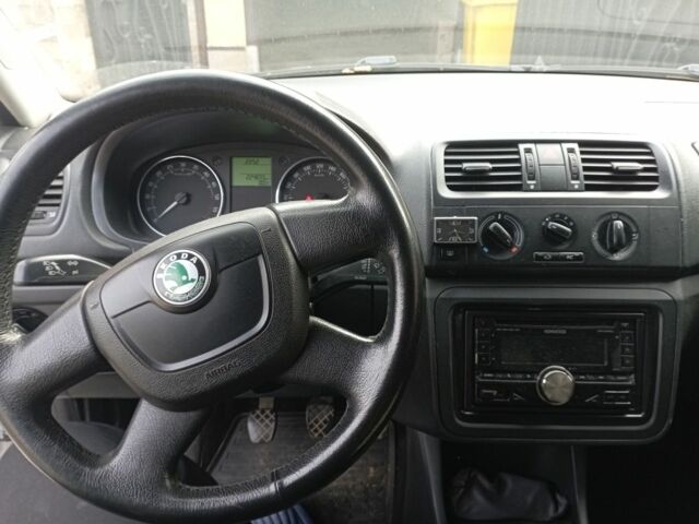 Белый Шкода Фабия, объемом двигателя 1.2 л и пробегом 225 тыс. км за 6350 $, фото 6 на Automoto.ua