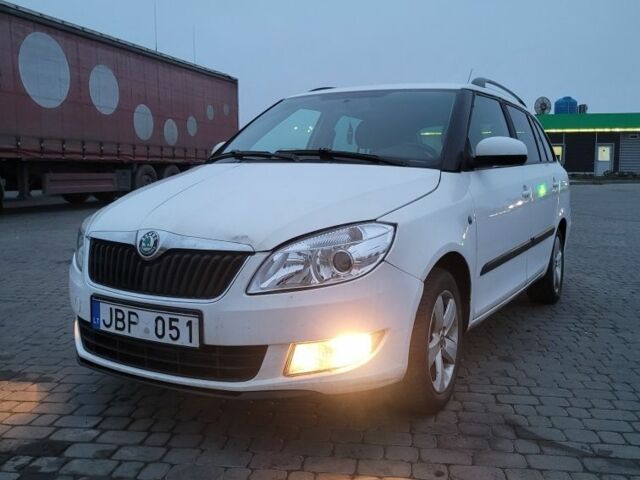 Белый Шкода Фабия, объемом двигателя 1.2 л и пробегом 270 тыс. км за 2899 $, фото 1 на Automoto.ua