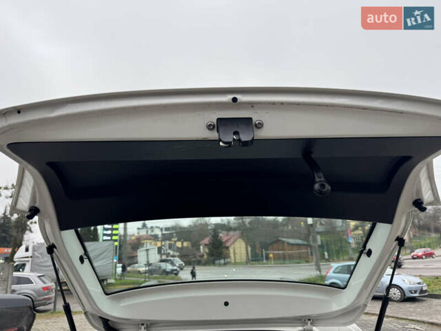 Белый Шкода Фабия, объемом двигателя 1.2 л и пробегом 261 тыс. км за 4350 $, фото 13 на Automoto.ua