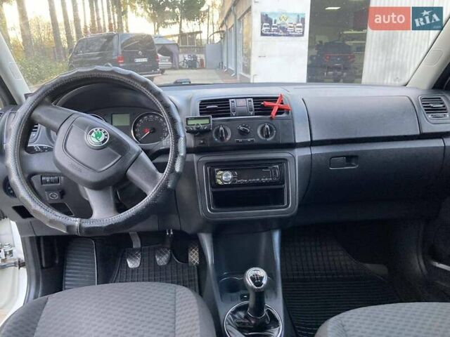 Білий Шкода Фабія, об'ємом двигуна 1.39 л та пробігом 404 тис. км за 5100 $, фото 15 на Automoto.ua