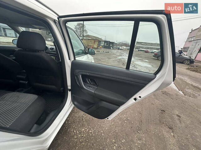 Белый Шкода Фабия, объемом двигателя 1.2 л и пробегом 180 тыс. км за 5500 $, фото 28 на Automoto.ua