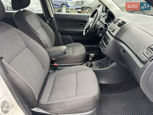 Белый Шкода Фабия, объемом двигателя 1.2 л и пробегом 261 тыс. км за 4350 $, фото 16 на Automoto.ua