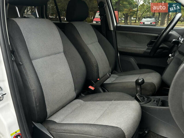 Белый Шкода Фабия, объемом двигателя 1.4 л и пробегом 246 тыс. км за 4500 $, фото 8 на Automoto.ua