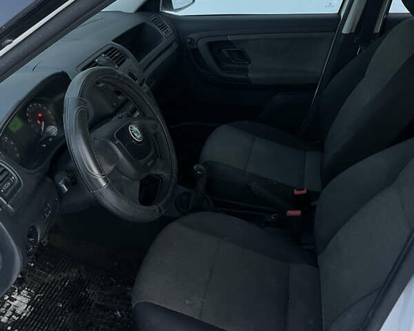 Белый Шкода Фабия, объемом двигателя 1.6 л и пробегом 310 тыс. км за 5250 $, фото 5 на Automoto.ua